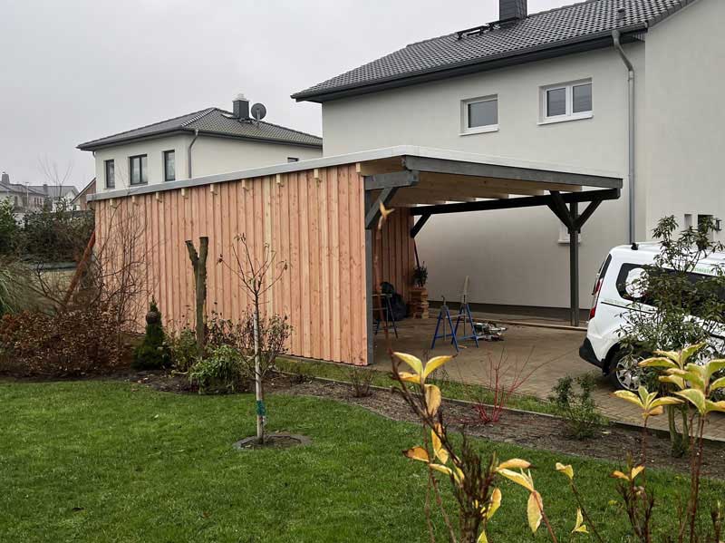 Carport mit schrägem Schuppen