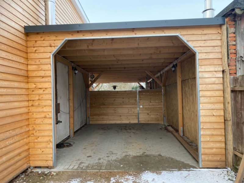Carport integriert in Stülpschalung