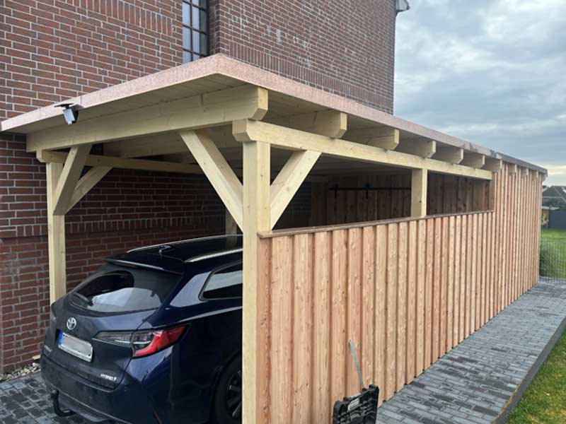 Carport mit Schuppen und Schiebetür