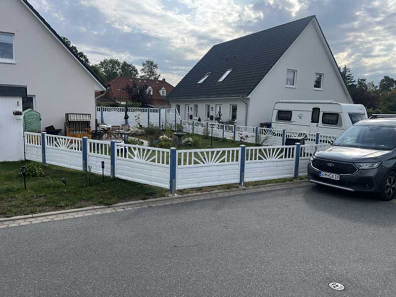 Fertigzaun aus Holz mit Pfosten
