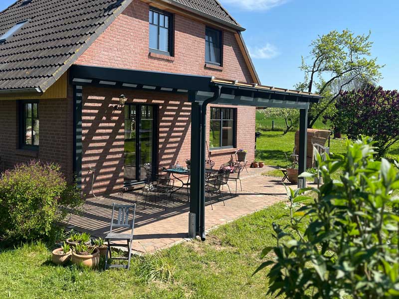 Glasdachvordach mit Sonnenschutzleisten