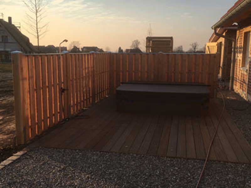 Terrasse mit Zaun und Pool