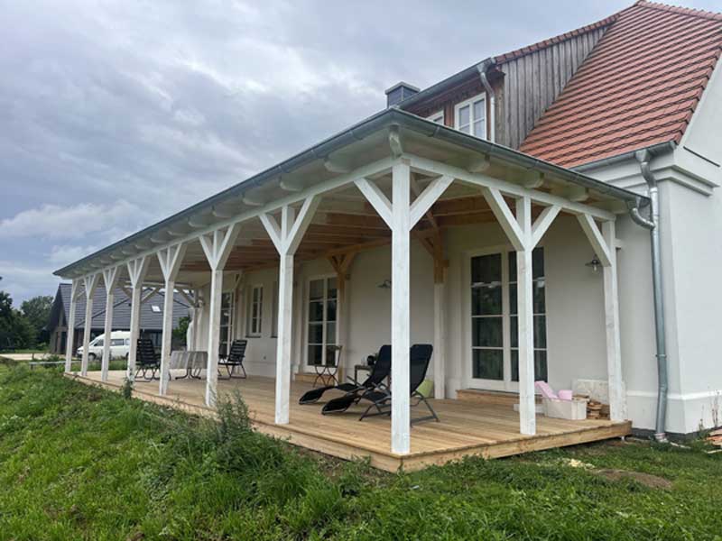 Vordachterrasse im Kolonialstil